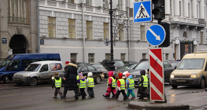 Дети в светоотражающих жилетах 